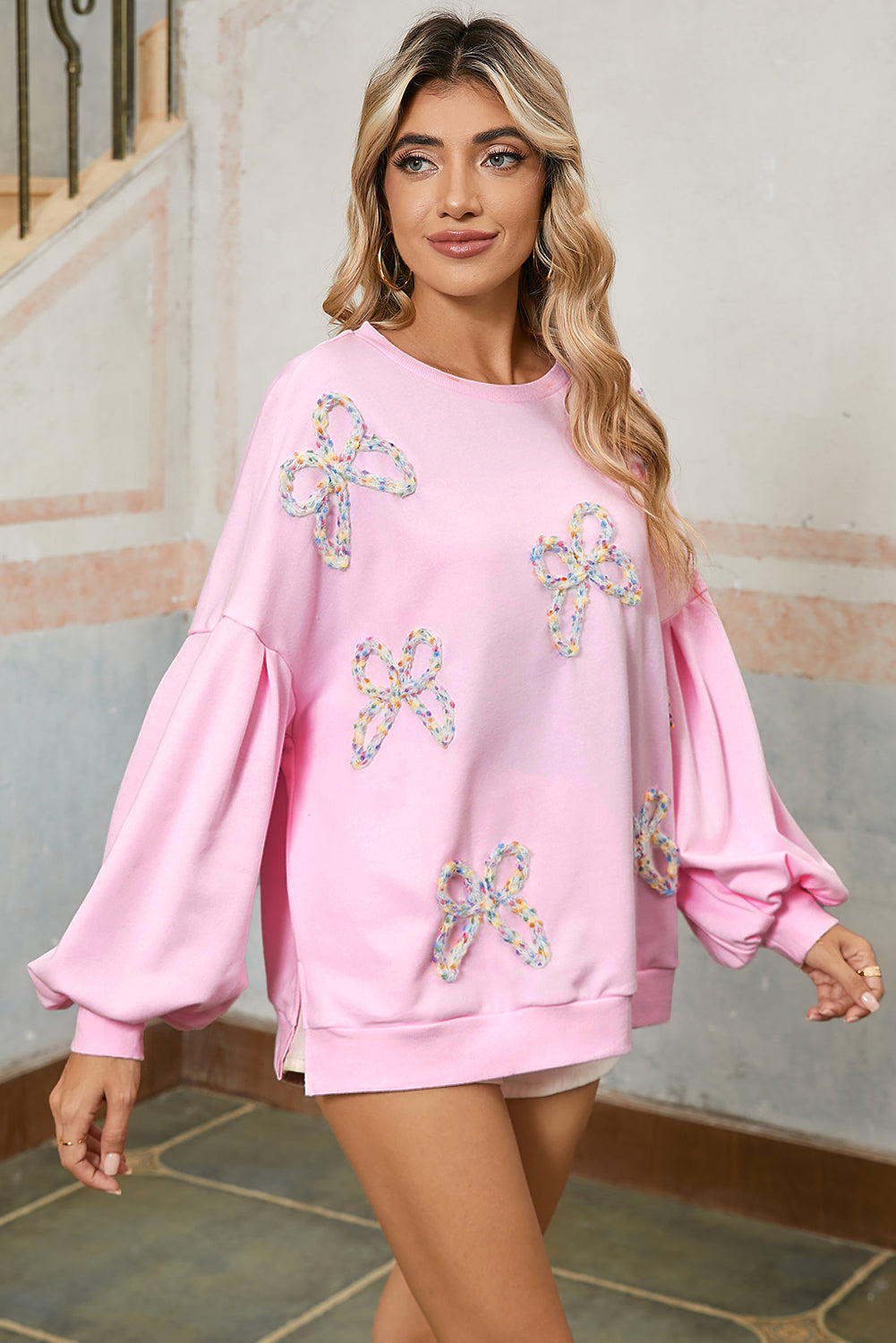 Elegant light pink sweatshirt with bow design for casual wear