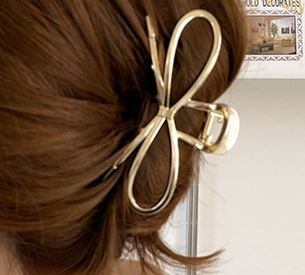 Gold metal bow hair clip for a trendy and refined style