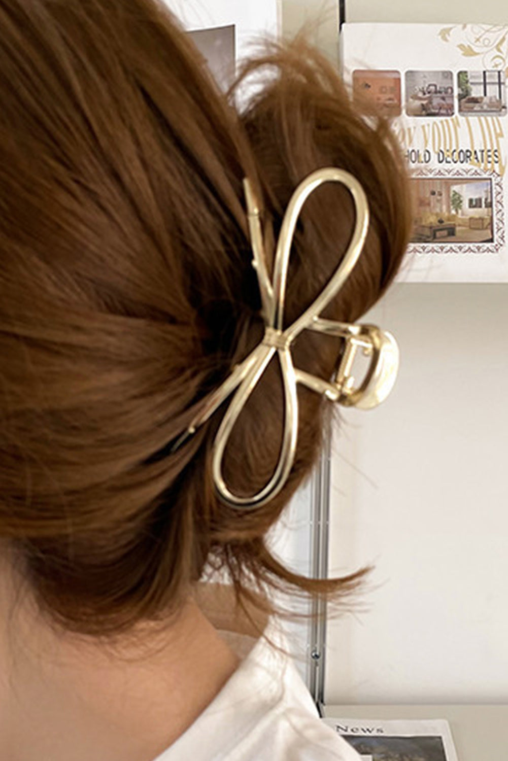 Gold metal bow hair clip for a trendy and refined style