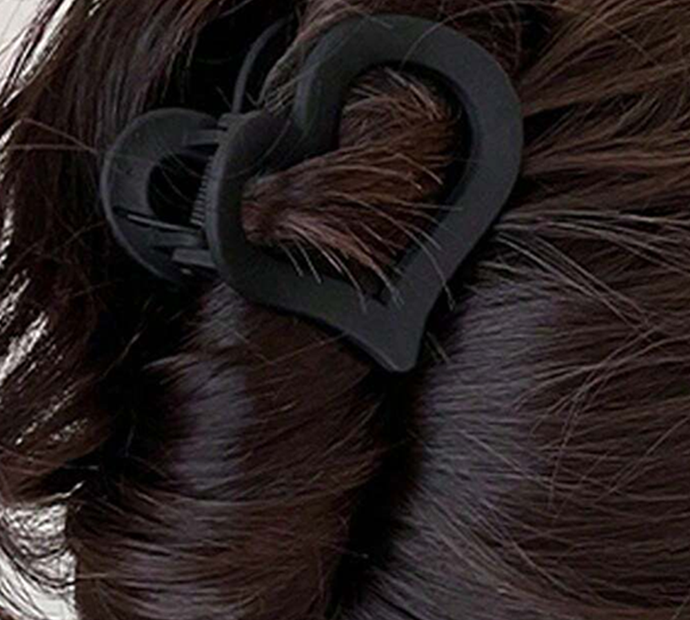 Trendy frosted heart-shaped hair clip in black